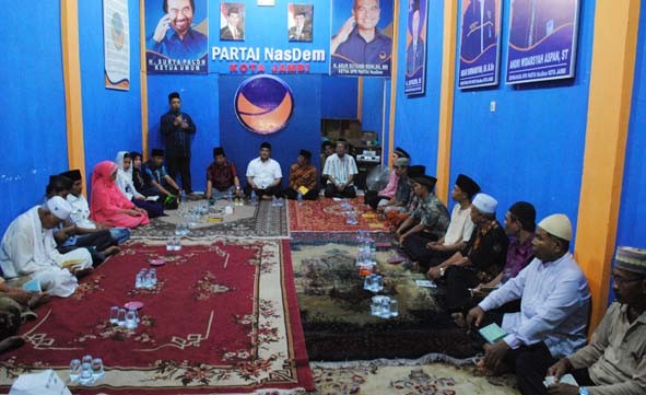 Partai NasDem Kota Jambi targetkan satu fraksi pada pemilihan legislatif mendatang. Pada foto Ketua DPD Partai NasDem Kota Jambi, H Jefrizen saat menyampaikan sambutannya.